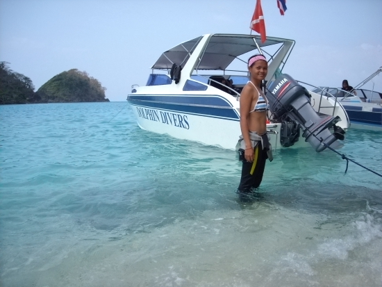 jane with the diveboat.JPG